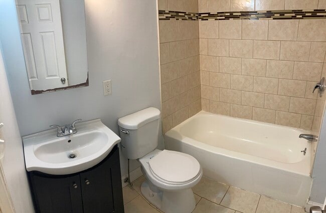 Building Photo - 4 Charles St