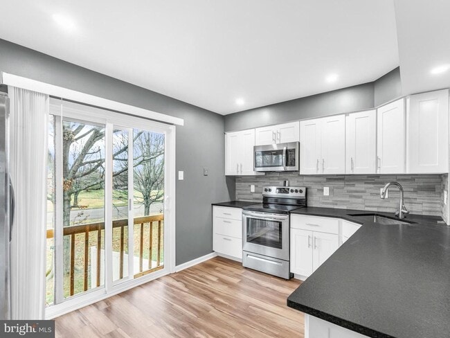 Building Photo - 572A Thrush Ct