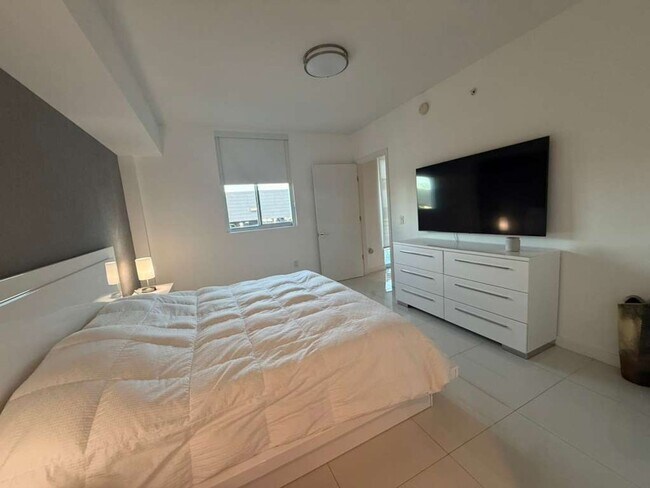 Building Photo - 2 BED/2 BATH UNIT 1-503