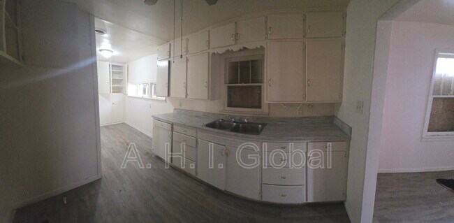 Building Photo - 903 N Polk St