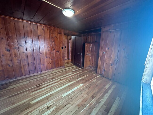 Building Photo - Large 2 bedroom home on dead end street