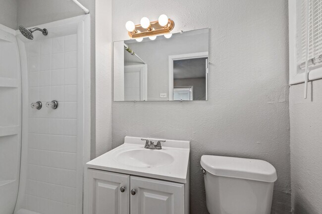 Building Photo - COMING SOON! 5 Bedrooms, 2 Bathrooms in Ka...