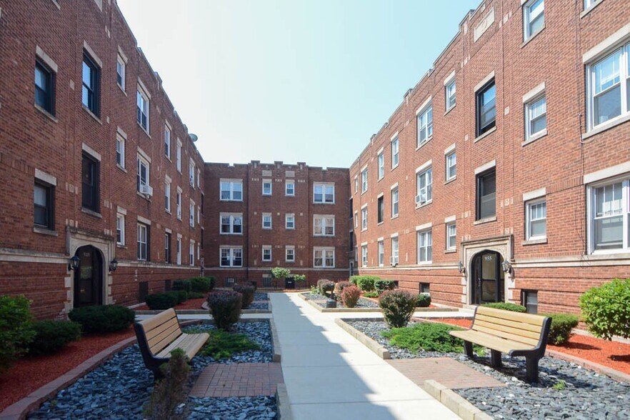 Building Photo - 644 W Oakdale Ave
