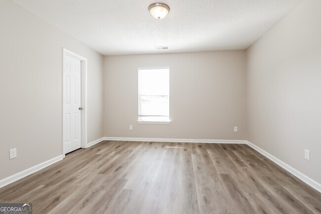 Building Photo - 465 Pinevale Ct