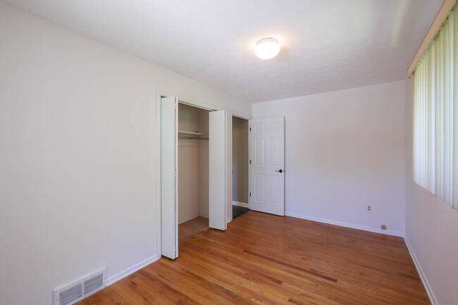 Building Photo - Renovated Singe Family Bi-Level near South...