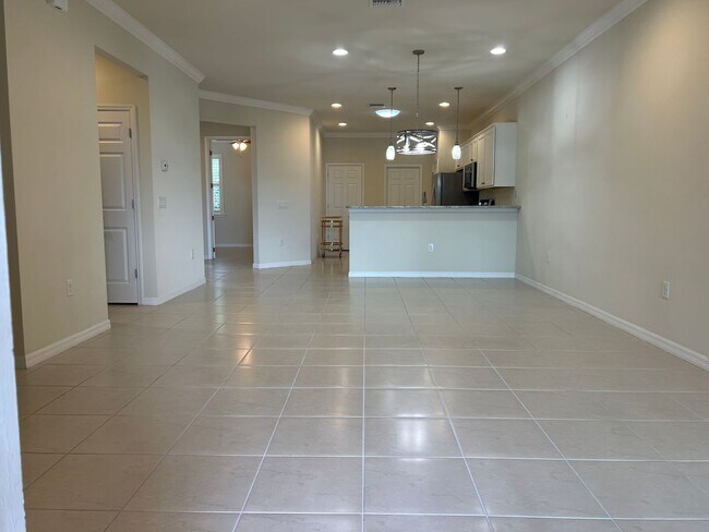 Building Photo - 2 bedroom, 2 bathroom attached villa home in Islandwalk!