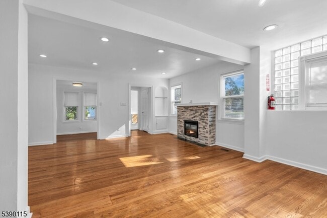 Building Photo - 2144 Tyler St