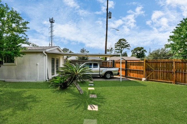 Building Photo - 530 Westshire Dr