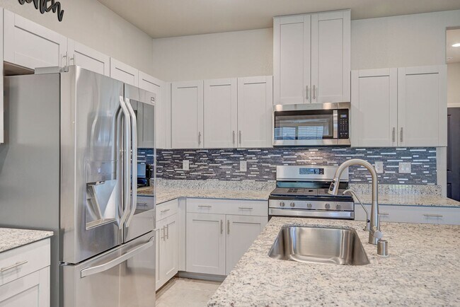 Building Photo - Spacious 4 Bedroom Home!