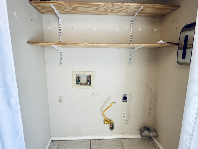 Building Photo - 621 Luther Dr