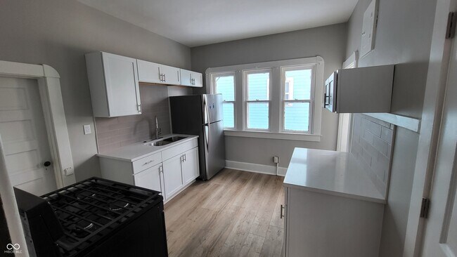 Building Photo - 852 N Rural St