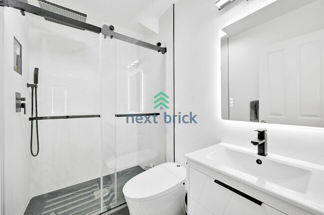 Building Photo - 4 BED & 3 BATH SINGLE FAMILY HOUSE FOR RENT
