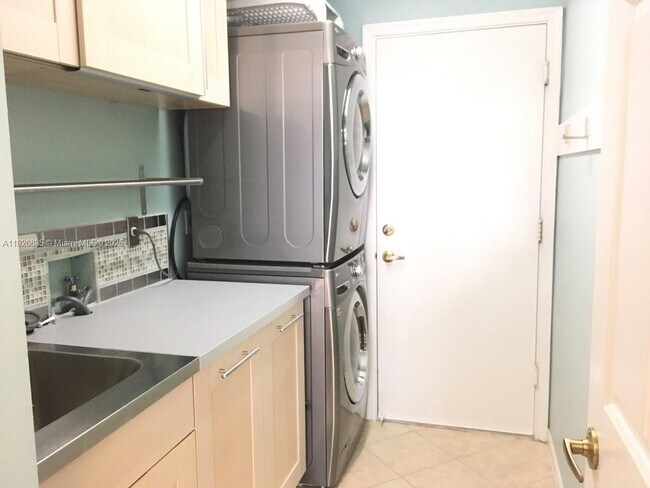 Building Photo - 743 SW 190th Ave
