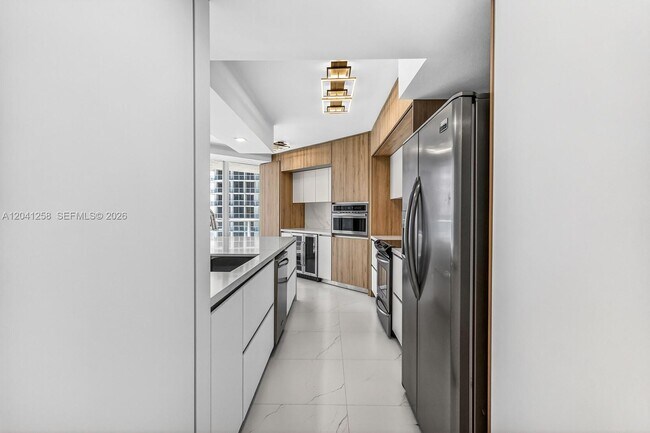 Building Photo - 16445 Collins Ave