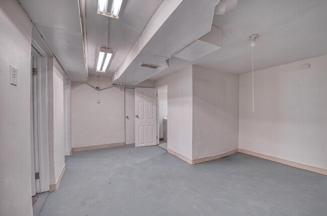 Building Photo - 1139 Miller Ave