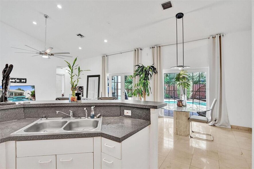 Building Photo - 6512 NW 54th Ct