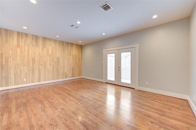 Building Photo - 1418 Studewood St