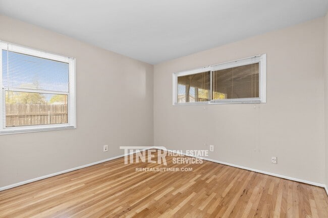 Building Photo - 2501 Laurence Ave