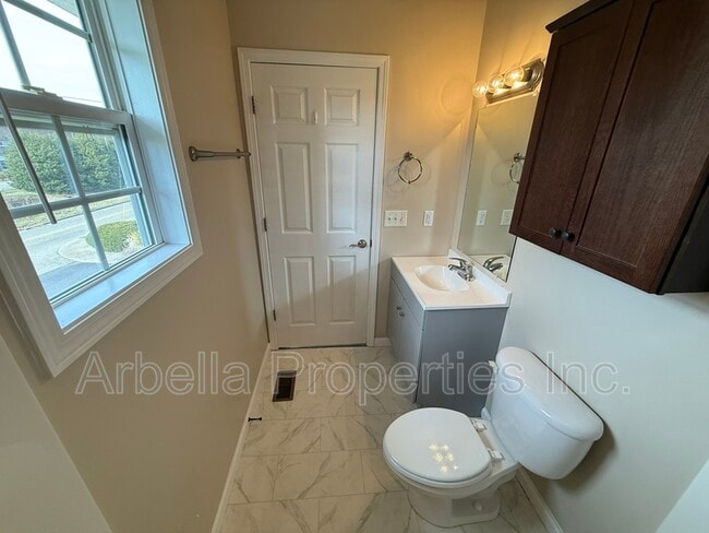 Building Photo - 2121 S Greenwood Dr