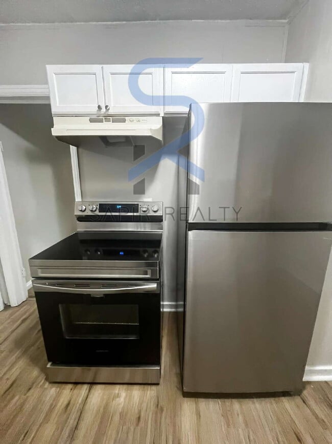 Building Photo - Move in before October 15th and get $100 O...