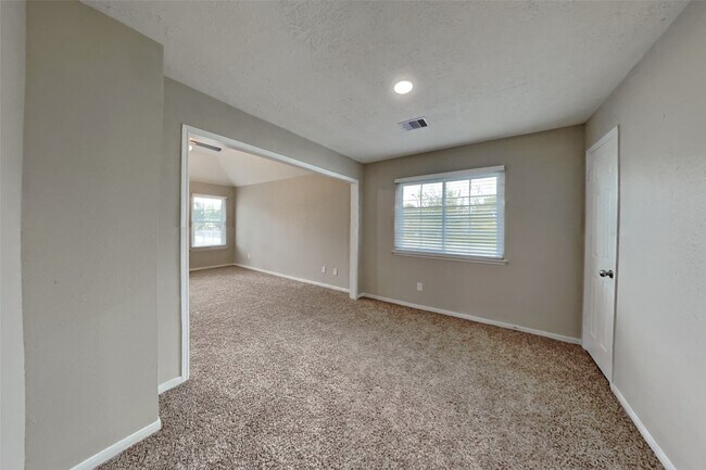 Building Photo - 5511 Pipingwood Dr