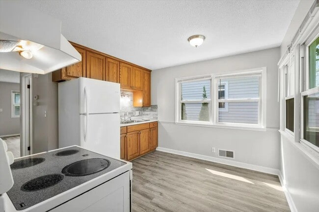 Building Photo - 928 8th Ave S