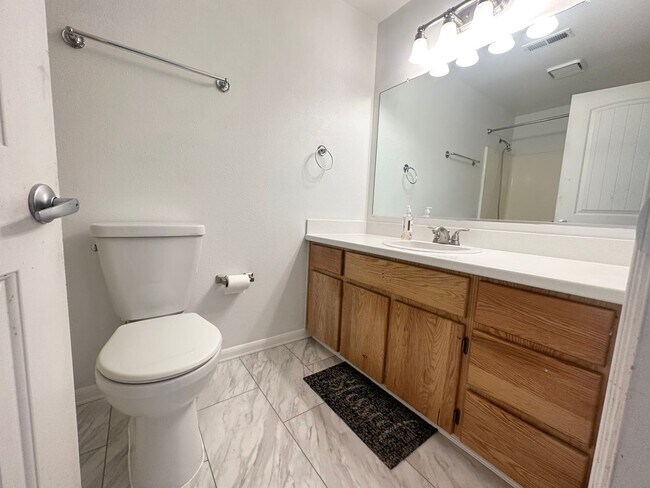 Building Photo - 3 Bedroom 2 Bath Hillsboro Home!