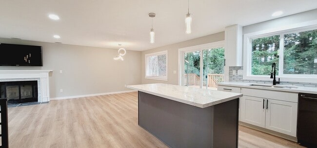 Building Photo - Stunning 4 bedroom House in an amazing location of Puyallup!