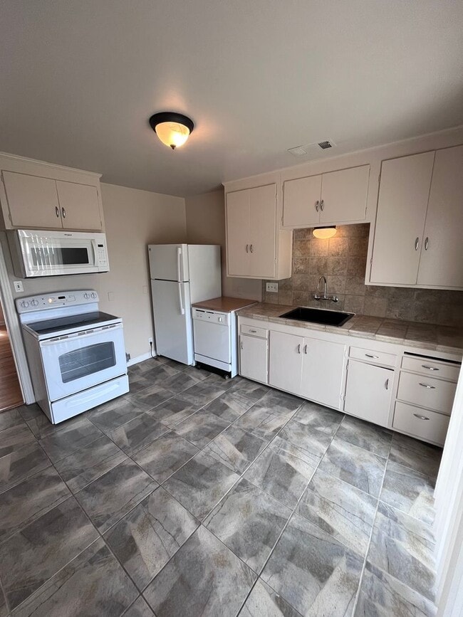 Building Photo - QUAINT HOME IN SACRAMENTO NEAR SOUTH LAND ...