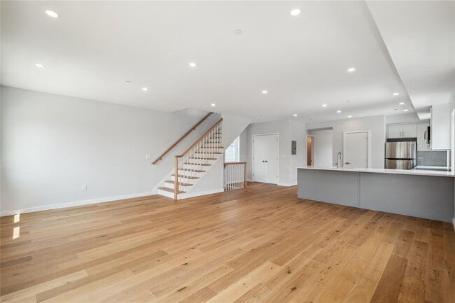 Building Photo - 46 Hudson St