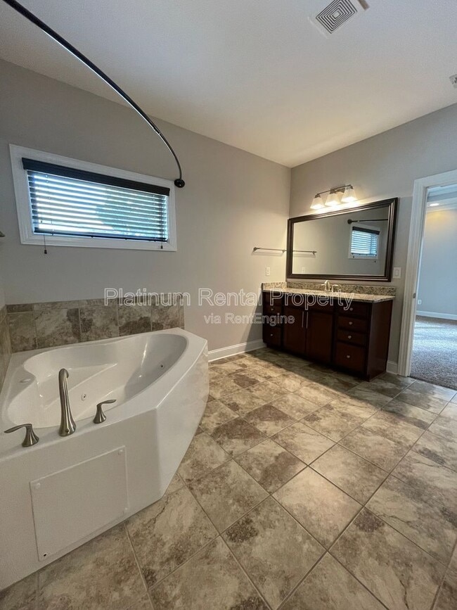 Building Photo - 600 Belton Ct