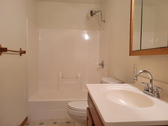 Building Photo - Your Dream Home Awaits: Spacious 4 Bed/2 B...