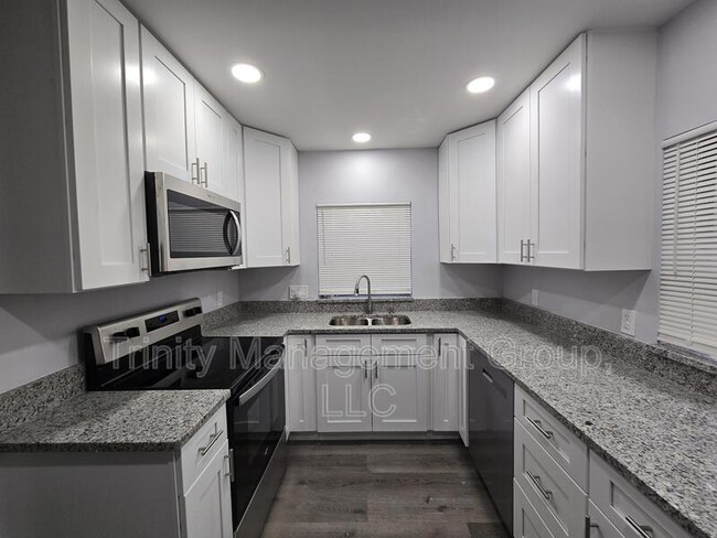 Building Photo - 217 S Tuck Point