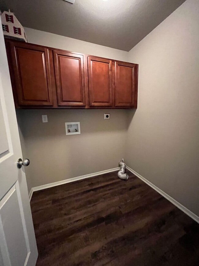 Building Photo - 3 Bed / 2 Bath off of Airport Road