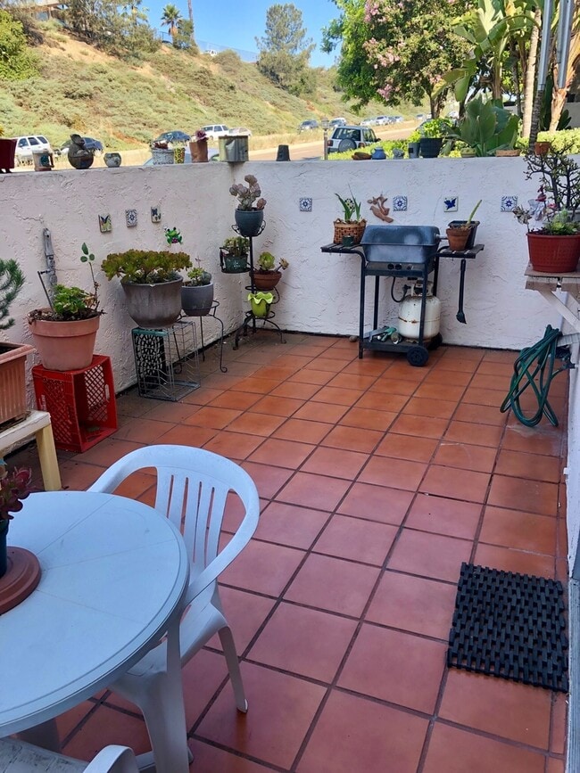 Building Photo - Spacious 4-Bed Townhome in the Heart of Cl...