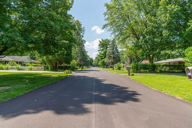 Building Photo - 462 Woodview Dr