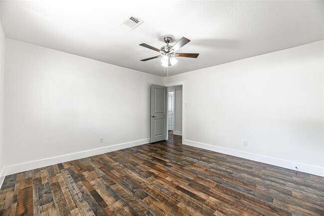 Building Photo - 735 Reseda Dr