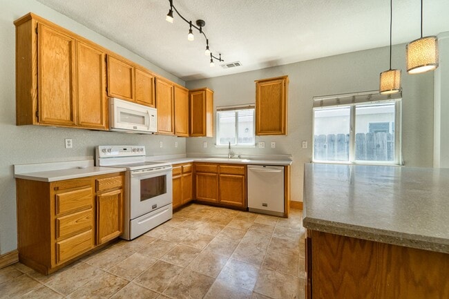 Building Photo - North Yuba City 3 bd 2 bath Home with solar