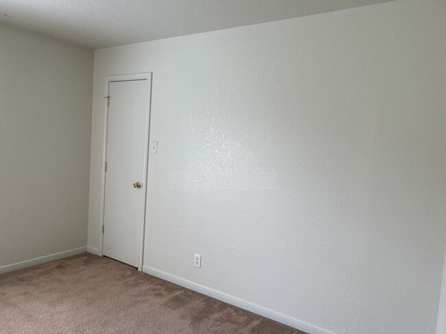 Building Photo - 2104 Schorn Dr