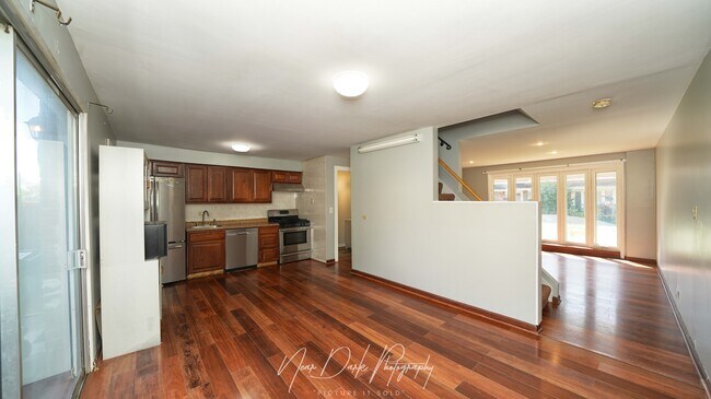 Building Photo - 7913 N Nordica Ave