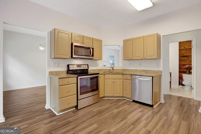 Building Photo - 77 Crescent St