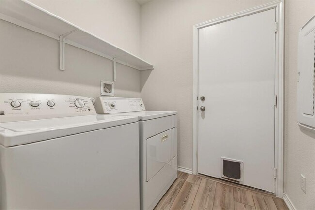 Building Photo - 428 English Oak St