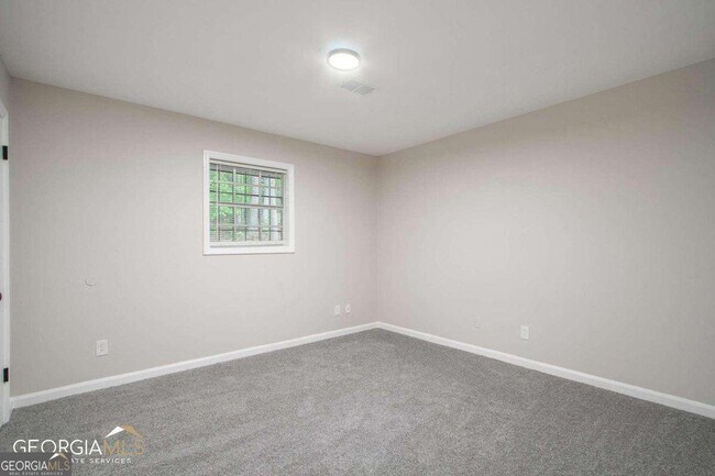 Building Photo - 2243 7 Oaks Cir