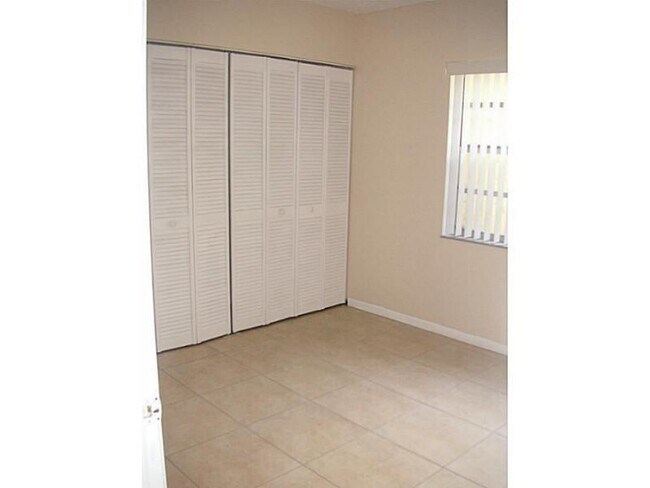 Building Photo - 10198 Twin Lakes Dr