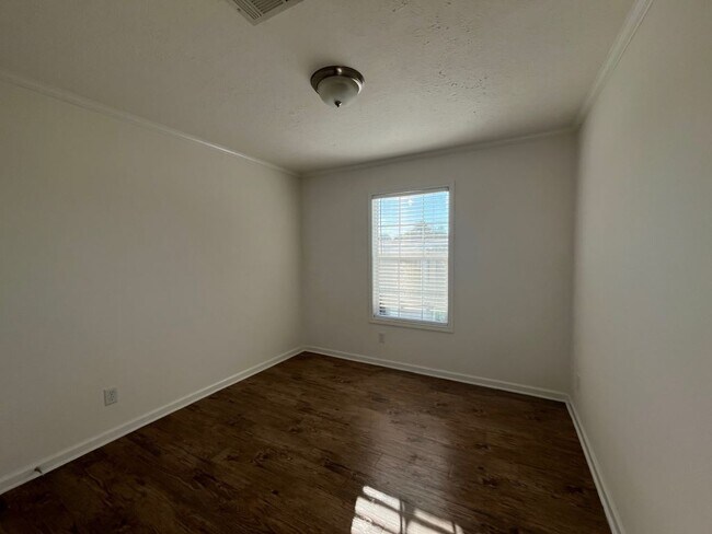 Building Photo - 171 Eland Dr