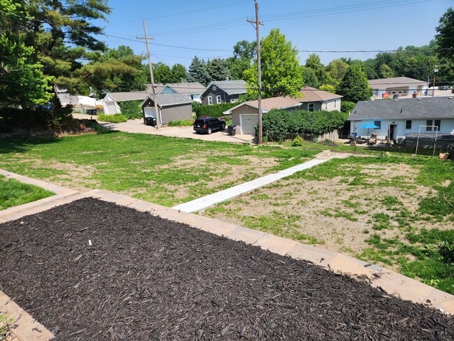 Building Photo - 3/2/1 Newly remodeled, near saddle creek, and med center