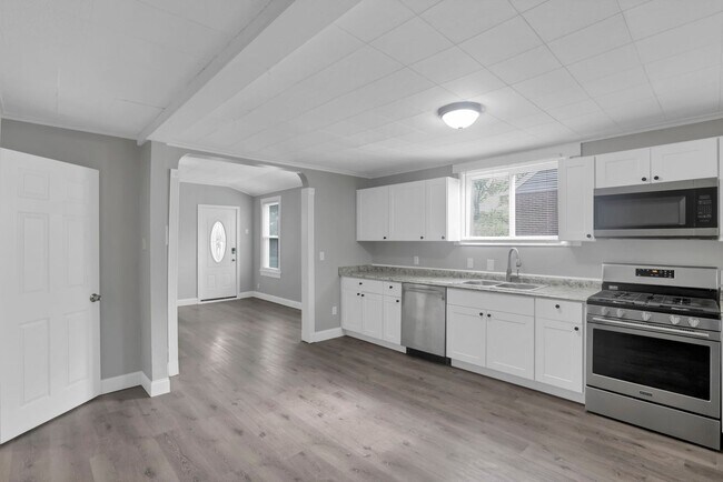 Building Photo - 341 E Markison Ave