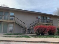 Building Photo - 928 N Goetz Blvd