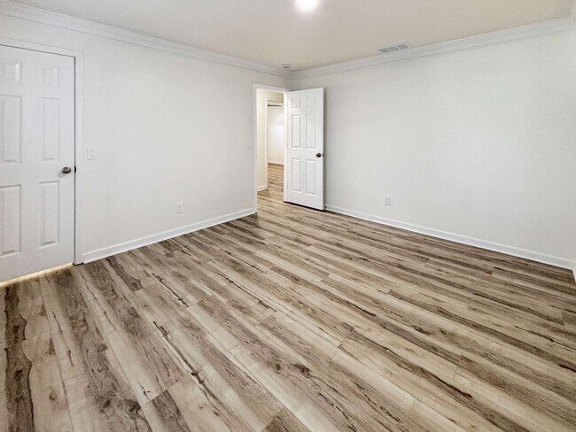 Building Photo - Spacious 5-Bedroom Home Near Lake Acworth!