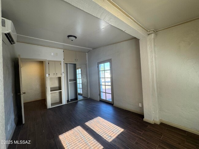 Building Photo - 2734 N Martin Ave